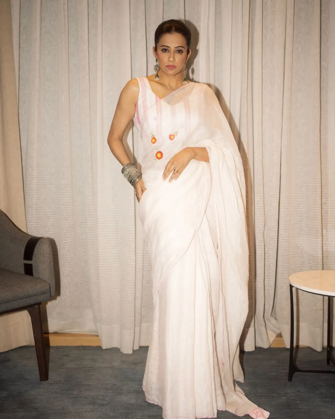 Bollywood Actress Priyamani In White Saree Sleeveless Blouse